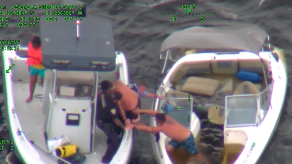 6 People Rescued From Sinking Boat in Frantic Operation in Florida, on Video 6 People Rescued From Sinking Boat in Frantic Operation in Florida, on Video