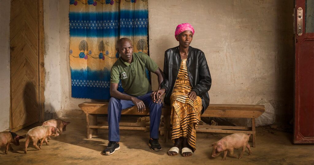 Powerful Portraits Show Perpetrators and Victims of Rwandan Genocide Posing Together