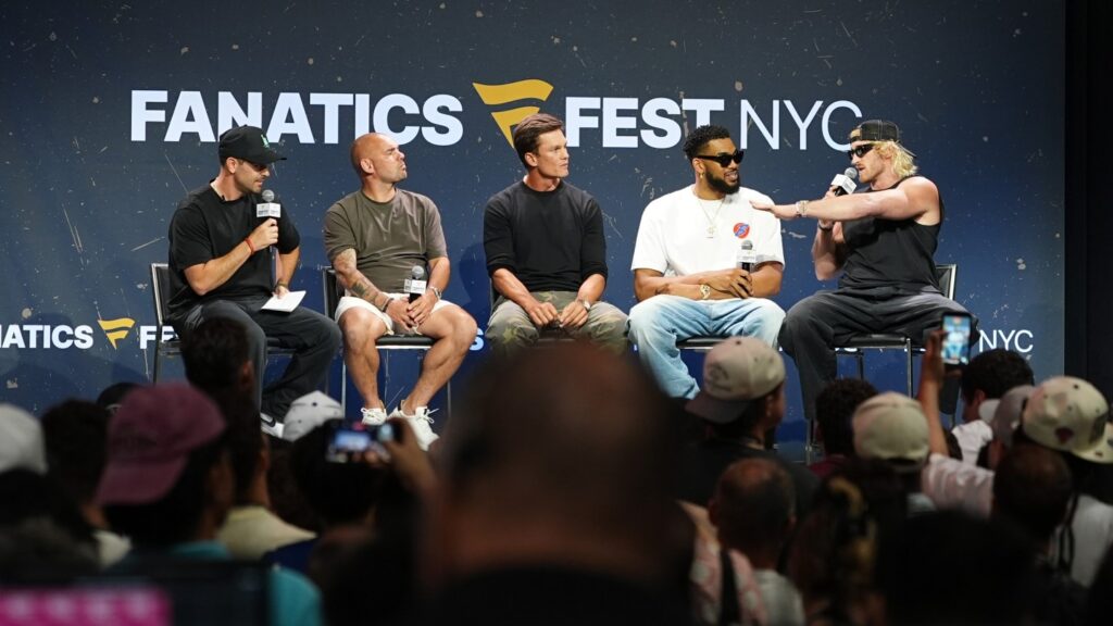 Did Tom Brady Really Slap Logan Paul in the Face at Fanatics Fest? Did Tom Brady Really Slap Logan Paul in the Face at Fanatics Fest?