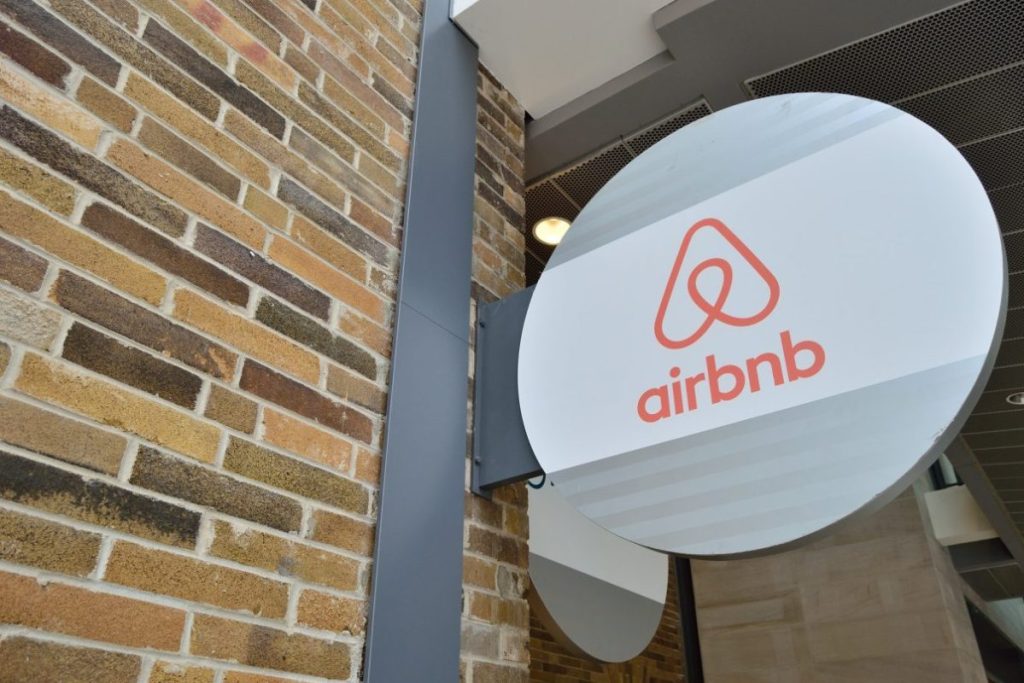 Hosts Say Airbnb Won’t Remove Unfair Reviews. Guests Say It Removes Too Many. Hosts Say Airbnb Won’t Remove Unfair Reviews. Guests Say It Removes Too Many.