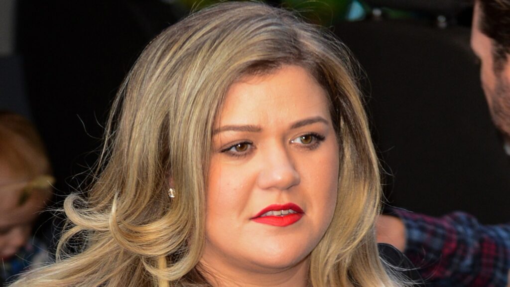 Kelly Clarkson Responds to Brooklyn Store, Calls Owner a ‘Liar’ Over $15K Bird Kelly Clarkson Responds to Brooklyn Store, Calls Owner a 'Liar' Over $15K Bird